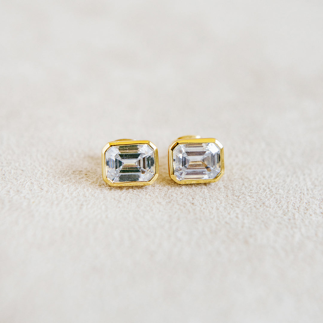 G Stud Earrings in Yellow Gold