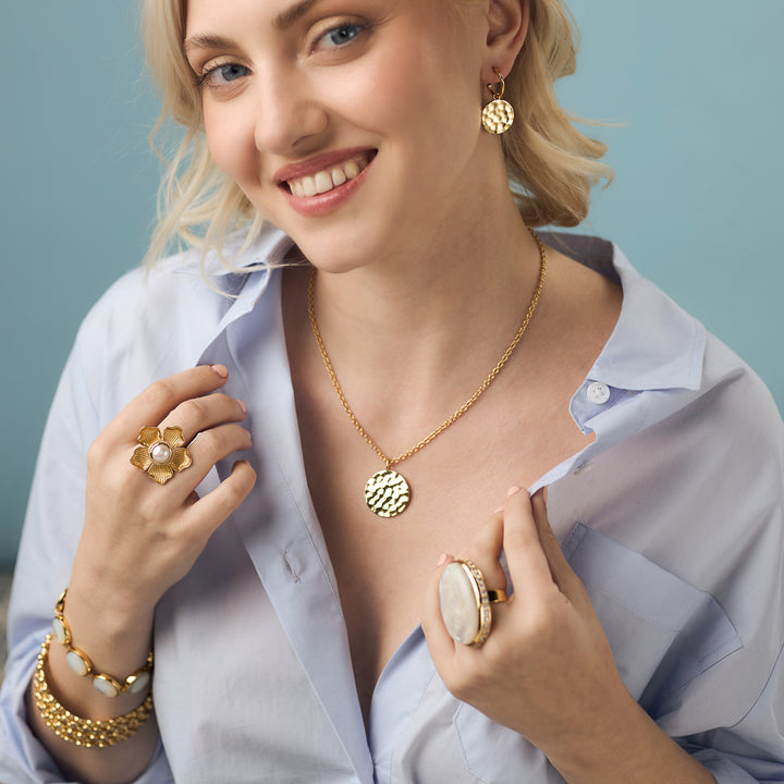 Kári Huggie Hoop Earrings in Hammered Gold