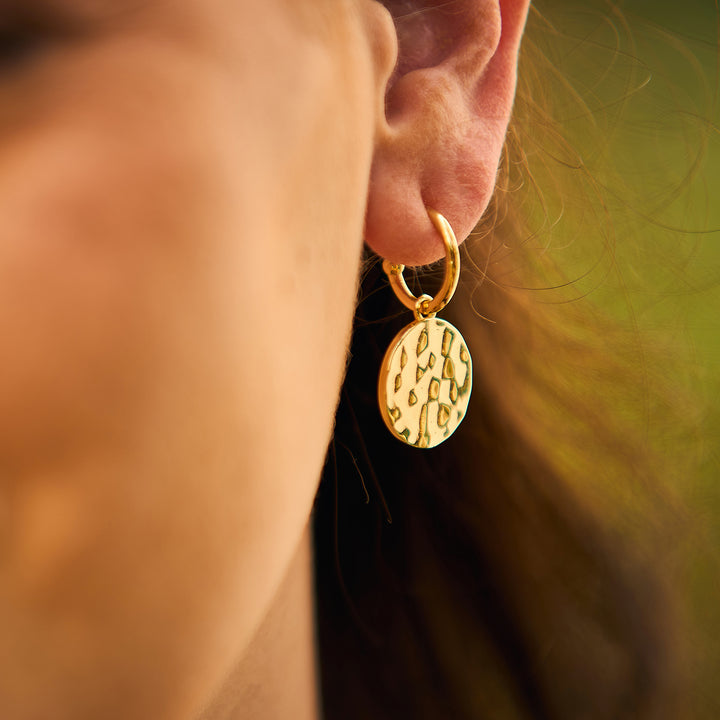 Kári Huggie Hoop Earrings in Hammered Gold