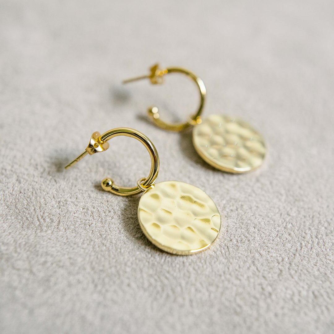 Kári Huggie Hoop Earrings in Hammered Gold