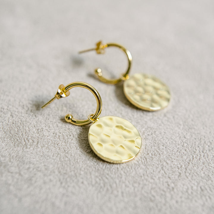 Kári Huggie Hoop Earrings in Hammered Gold