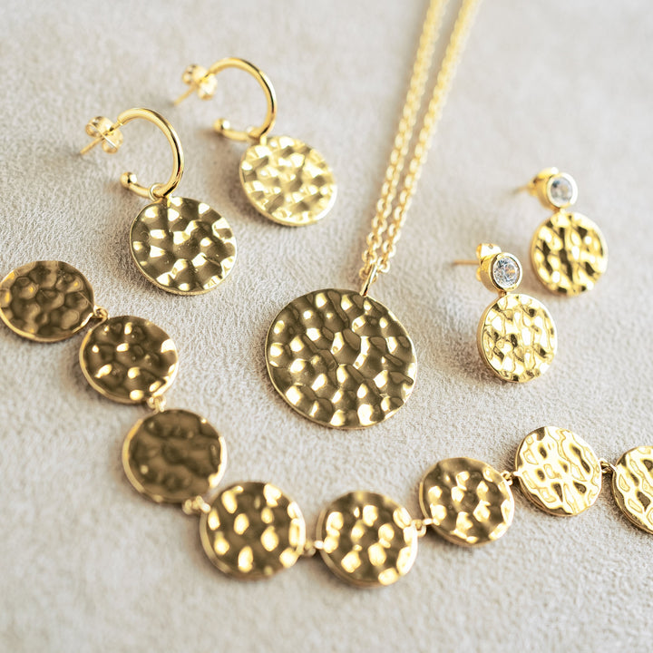 Kári Huggie Hoop Earrings in Hammered Gold