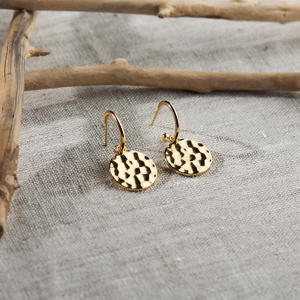 Kári Huggie Hoop Earrings in Hammered Gold