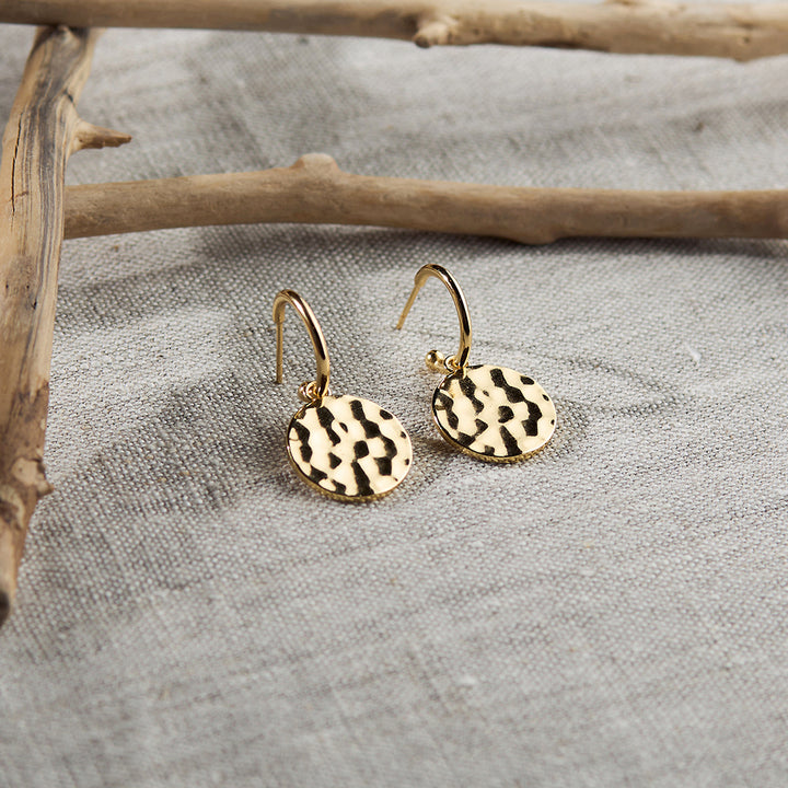 Kári Huggie Hoop Earrings in Hammered Gold