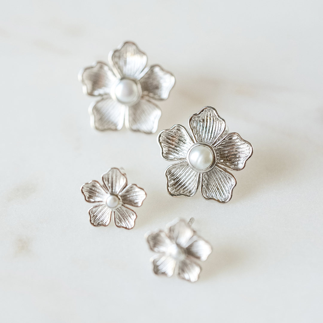 Small Flower Stud Earrings in White Gold and Pearl