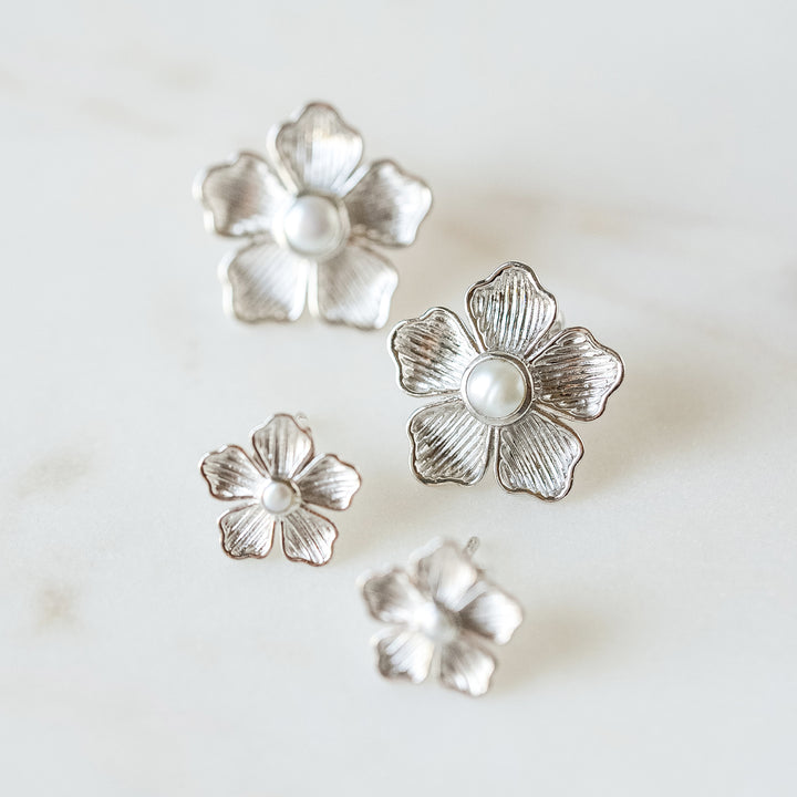 Small Flower Stud Earrings in White Gold and Pearl