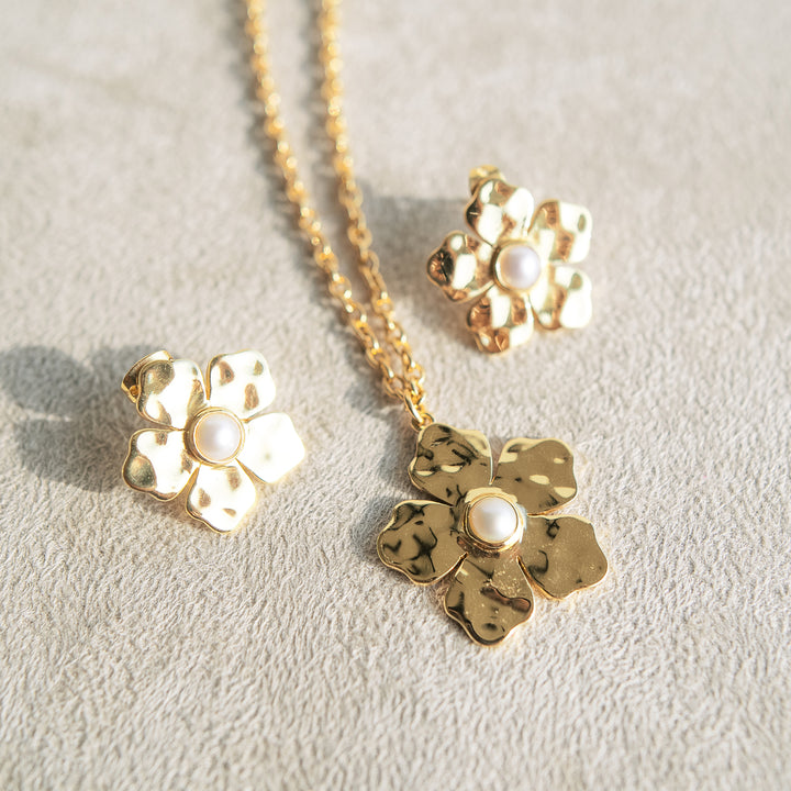 Hammered Gold Flower Pendant Necklace in Pearl