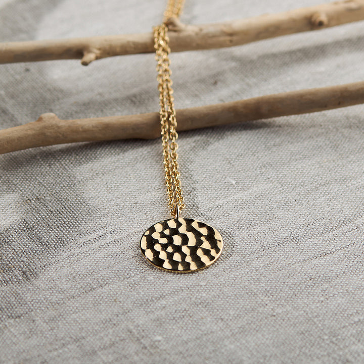 Kári Pendant Necklace in Hammered Gold