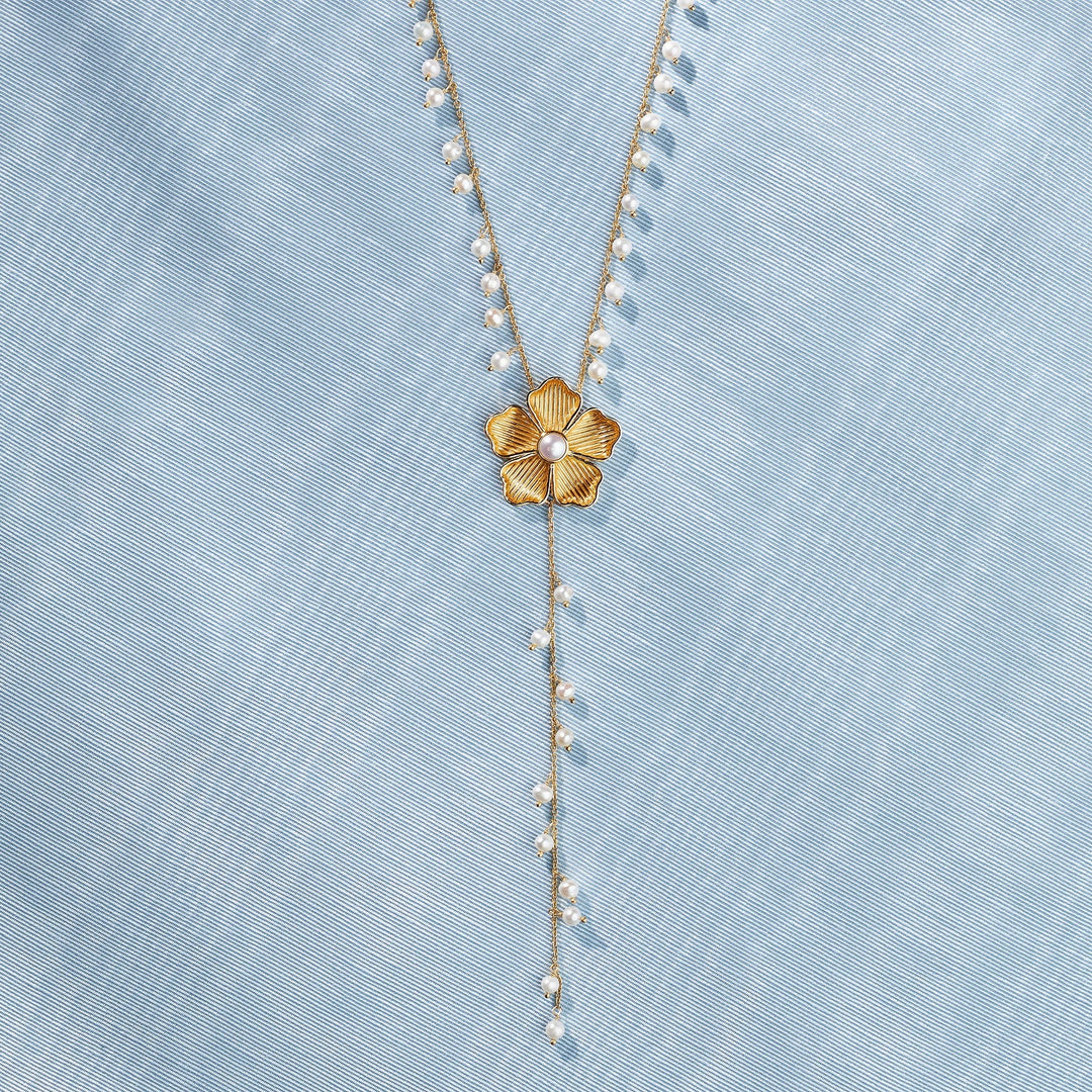 Flirty Flower Necklace in Pearl