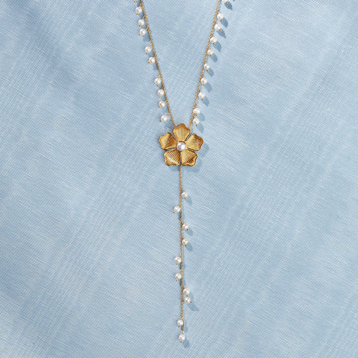 Flirty Flower Necklace in Pearl